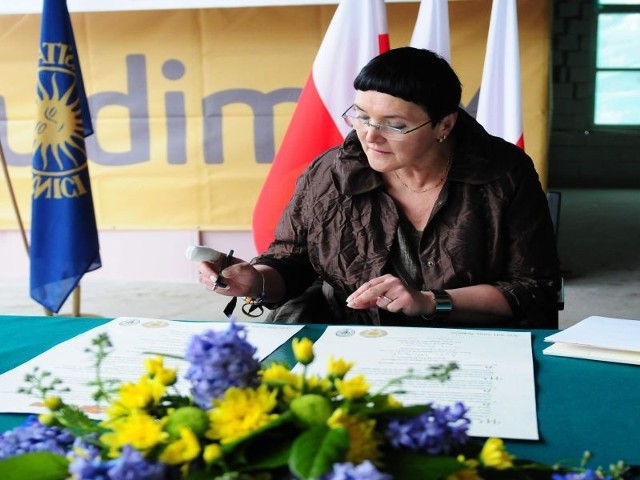 Prorektor Collegium Medicum Małgorzata Tafil-Klawe podpisuje uroczysty Akt Erekcyjny