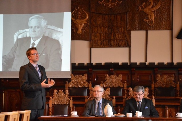 Spotkanie prowadził Przemysław Zientkowski (z lewej), a profesora Radwańskiego wspominali prof. Adam Olejniczak i Roman Budzinowski