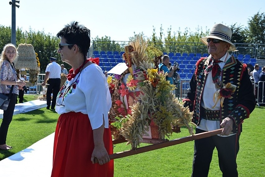 Rolnicy uczcili udane żniwa na dożynkach pow. zamojskiego. Byli też Jacek Sasin i Beata Mazurek 