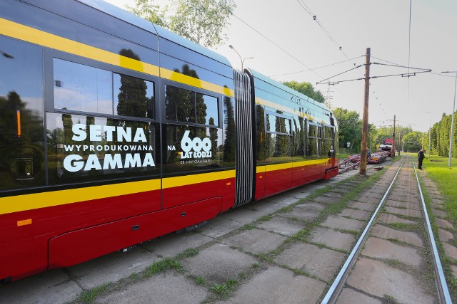 21. Moderus Gamma został oklejony napisem upamiętniającym 600-lecie Łodzi i sto wyprodukowanych już tego typu pojazdów.