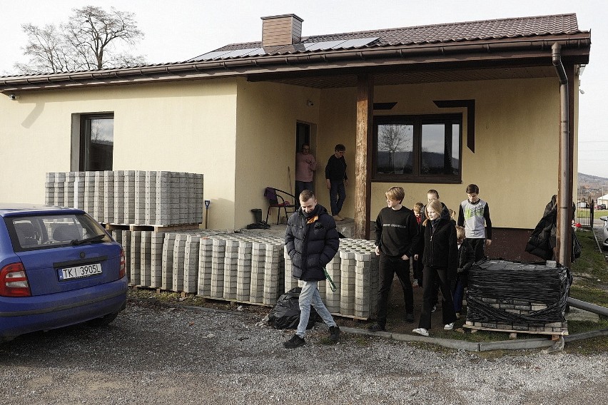 Mama osierociła dziewięcioro dzieci. Rodzeństwo z Jeleniowa w gminie Nowa Słupia potrzebuje naszej pomocy. Zobacz zdjęcia i film