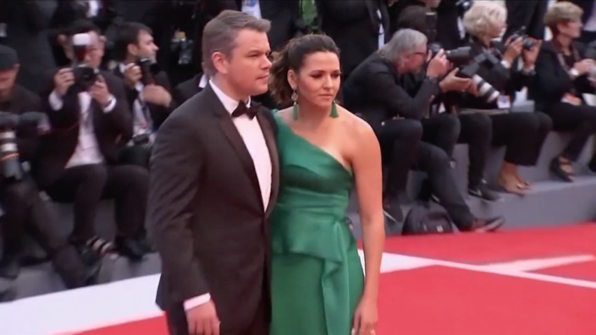 „Suburbicon”. George Clooney z żoną Amal zachwycili na czerwonym dywanie [WIDEO+ZDJĘCIA]