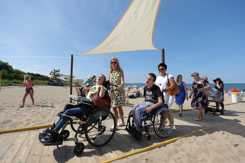 Otwarto plażę przyjazną dla niepełnosprawnych. Brzeźno ze specjalną infrastrukturą i amfibią