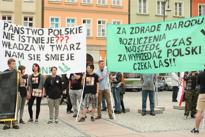 Wrocław: Pikieta na pl. Solnym przeciwko polityce polskiego rządu (ZDJĘCIA)