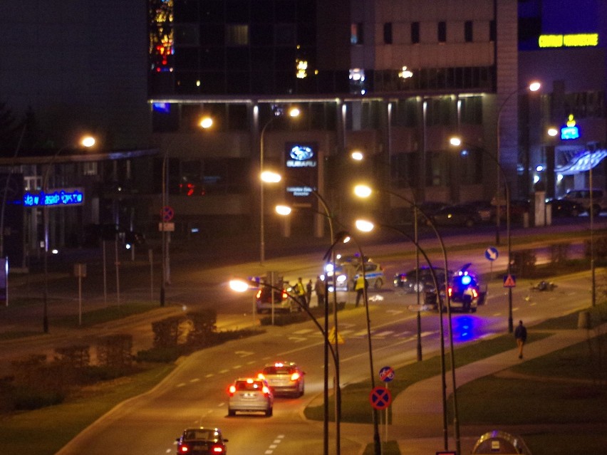 Wypadek koło Millenium Hall. Zderzenie osobówki z motocyklistą [FOTO]