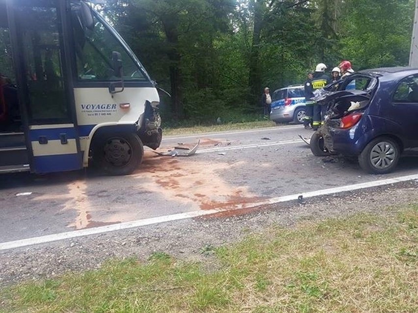 Wypadek autobusu na wjeździe do Czarnej Białostockiej....