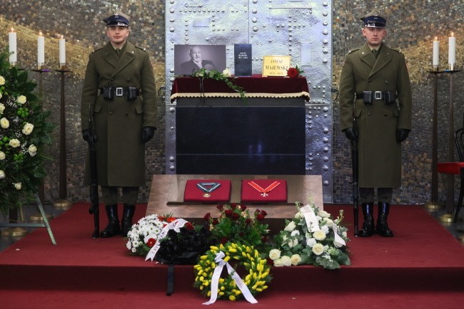 Oto pogrzeb Janusza Majewskiego. Zobaczcie ZDJĘCIA z ceremonii. Przyszły sławne osobistości! 5.04.2024