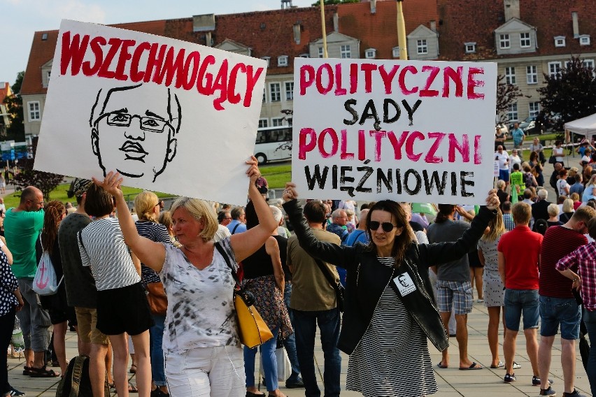 Protest na Placu Solidarności przeciwko reformie sądów. Przyszedł tłum [zdjęcia, wideo] 