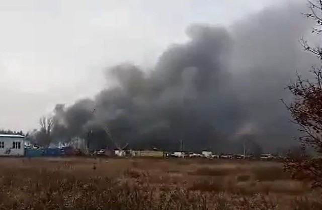 W Żorach spłonęło składowisko opon i innych odpadów. Okoliczni mieszkańcy martwią się, jak wdychanie śmierdzącego dymu wpłynie na ich zdrowie.