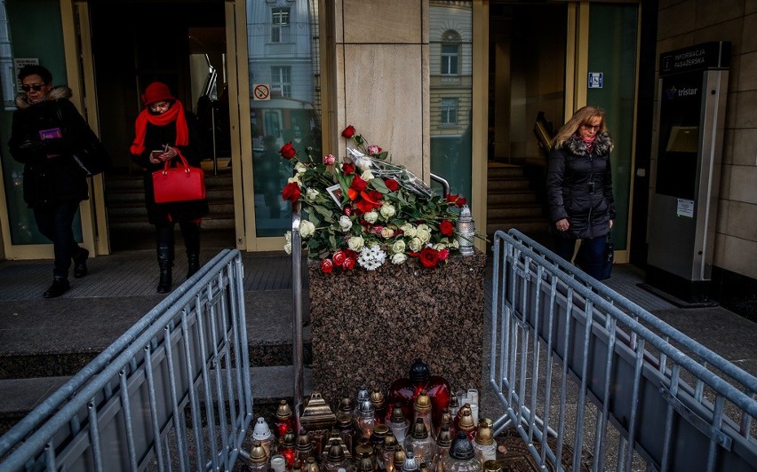 Żałoba na ulicach Gdańska. Modlitwy, kwiaty i znicze w różnych częściach miasta. Mieszkańcy oddają hołd Pawłowi Adamowiczowi [zdjęcia]