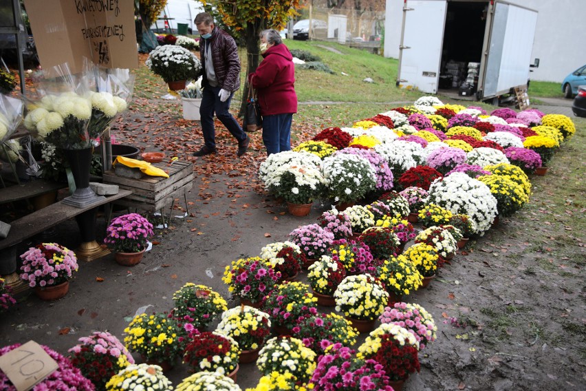 Krakowianie nadrabiają świąteczne odwiedziny na cmentarzach. A sprzedawcy chryzantem i zniczy - handlowe zaległości