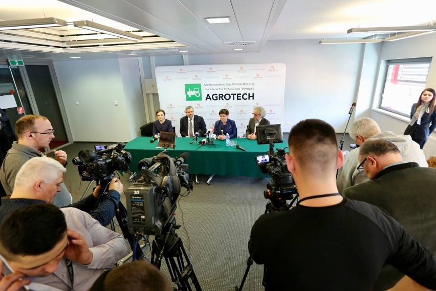 Minister rolnictwa i wicepremier zwiedzali targi Agrotech w Kielcach (zdjęcia) 