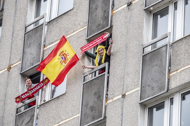 14. osoba jest zakażona koronawirusem w Wielkopolsce, została już przewieziona do szpitala im. J. Strusia. Jak się okazuje, zakażonym najprawdopodobniej jest zagraniczny student, który mieszkał w akademiku w dawnym hotelu Polonez. Z tego powodu studenci, którzy mieszkają w tym akademiku zostali poddani dwutygodniowej kwarantannie, ale jak widać, humory im dopisują. Zobacz zdjęcia ----->