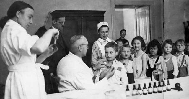 Masowe szczepienia, przeprowadzane w minionym stuleciu z reguły wywoływały w małych pacjentach strach przed nieznanym