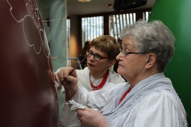 W poniedziałek podczas inauguracji promocji w Muzeum Wsi Opolskiej twórczynie zaczęły zdobić we wzór opolski gigantyczne jaja, które trafią do czterech gmin.