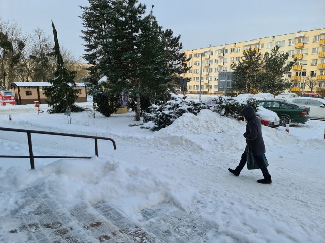 Zima w Toruniu dalej ma się bardzo dobrze. Zobaczcie, jak wygląda aktualna sytuacja na drogach, chodnikach i na starówce. Oto najnowsze zdjęcia!Czytaj dalej. Przesuwaj zdjęcia w prawo - naciśnij strzałkę lub przycisk NASTĘPNE