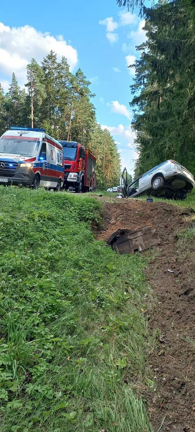 Wypadek na trasie Widły - Żednia. Ford wypadł z drogi i zarył w pobocze