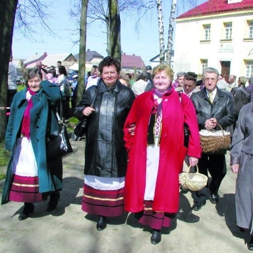 Zespół Pogodna Jesień z Moniek jest już stałym uczestnikiem konopielkowego kolędowania. On i kilkanaście innych kompanii śpiewaczych przypominają zapomnianą tradycję Podlasia.