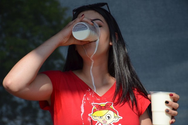 Kulminacyjnym momentem sobotniego Światowego Dnia Mleka w Wysokiem Mazowieckiem były mistrzostwa w piciu mleka. Zasada była prosta - wypić litr mleka w jak najkrótszym czasie.