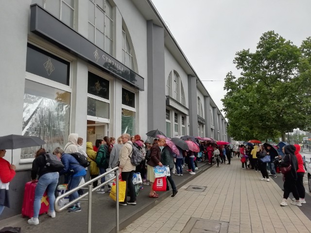 Punkt Polskiego Czerwonego Krzyża, gdzie wydawana jest pomoc uchodźcom z Ukrainy, ul. Głogowska 16.