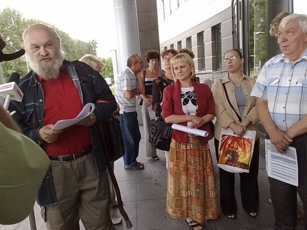 ZMK apeluje, by wszyscy, którzy mają czynszowe zaległości, przyszli i postarali dogadać się z miastem. W przeciwnym razie urzędnicy zapowiadają, że dalszego pobłażania dla niepłacących nie będzie. Na zdjęciu mieszkańcy mieszkań komunalnych.