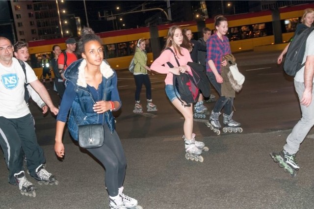 Nightskating w Warszawie organizowany jest od kilku lat. W tym roku w kwietniu padł rekord tej przejażdżki - wzięło w niej udział ponad 7 tys. osób.