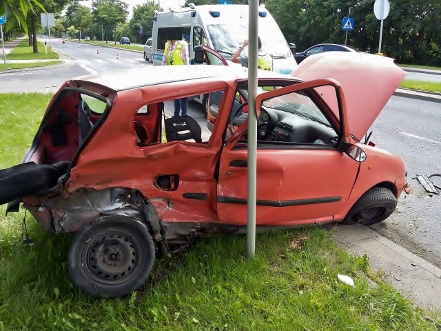 Klapa bagażnika uderzyła w rowerzystę. Wypadek na ul. Gdańskiej. Są ranni.