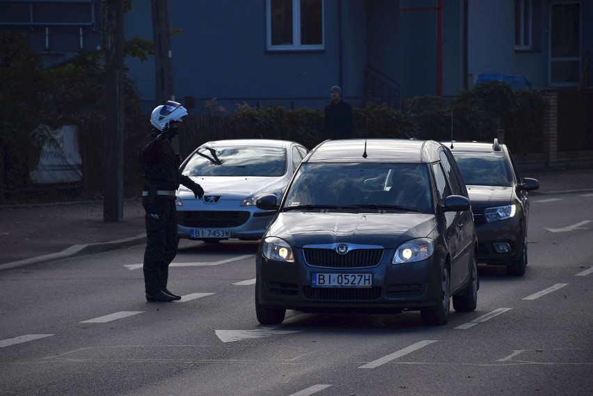 Podlaska policja wspierana przez harcerzy kieruje ruchem na...