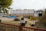 Poznań: Po prawie roku znów ruszyła budowa sali gimnastycznej na osiedlu Pod Lipami. Poprzedni wykonawca zszedł z placu budowy