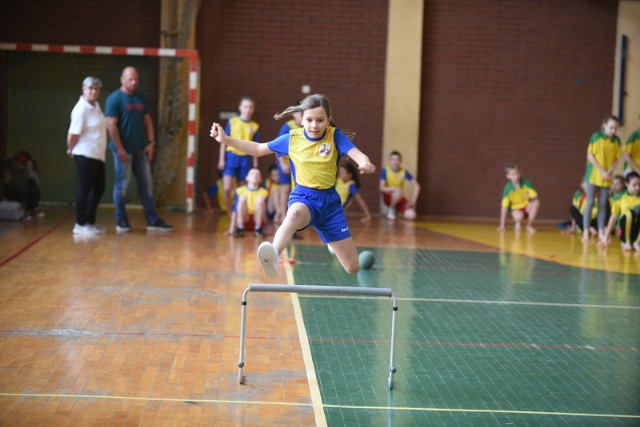 Wszystko już jasne! W ostatnim turnieju półfinałowym Sprawnego Misia awans do wielkiego finału wywalczyły Szkoła Podstawowa nr 6 i Szkoła Podstawowa nr 5. Znamy pięć najlepszych drużyn w Toruniu! W środę trzech ostatnich półfinalistów zmierzyło się w hali sportowej "piątki". Zwyciężyła reprezentacja SP 6 - 78 pkt, drugie miejsce dla SP 5 - 60 pkt, a trzecie dla SP 18 - 40 pkt. Dwie pierwsze szkoły awansowały do finału, SP 5 uzyskała drugi wynik wśród wiceliderów grup półfinałowych. Wielki finał miejski Sprawnego Misia 10 marca w Arenie Toruń o godz. 11. Zobaczymy w nim także reprezentacje SP 14, SP 28 i SP 32. Emocje gwarantowane!