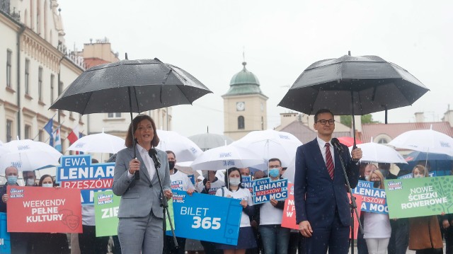 Wspólna konferencja premiera Mateusza Morawieckiego i Ewy Leniart na Rynku w Rzeszowie.