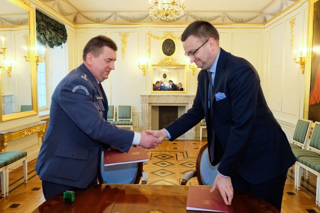 Umowę podpisali płk Piotr Kondraciuk i wiceprezydent Rafał Rudnicki.