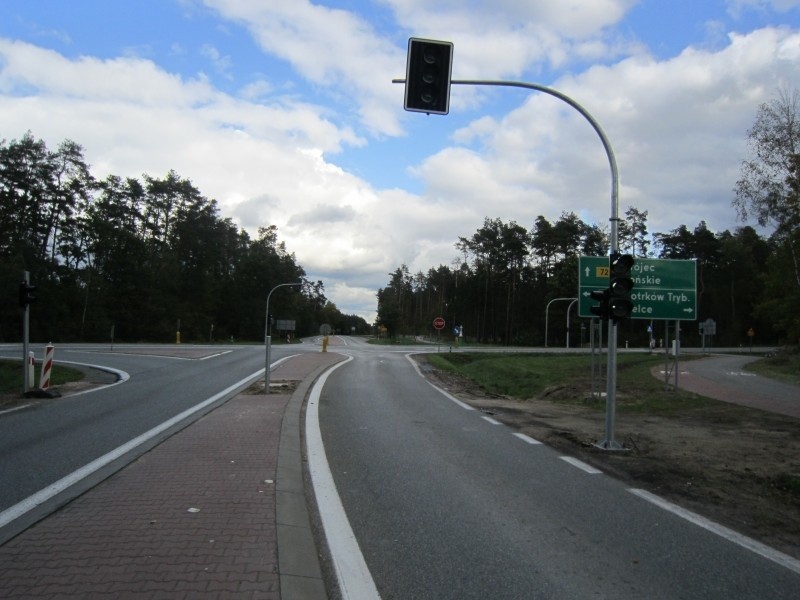 Trwa montaż sygnalizacji na niebezpiecznych skrzyżowaniach w Rudzie Malenieckiej i Radoszycach