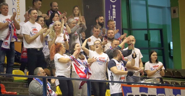 Kibice na meczu z SKS Starogard Gdański