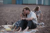 "Na głęboką wodę" zwiastun. Colin Firth i Rachel Weisz w filmie o miłości i poświęceniu. Kiedy premiera? [WIDEO+ZDJĘCIA]