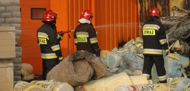Strażacy przez kilkadziesiąt minut dogaszali tlące się materiały do ocieplania budynków.