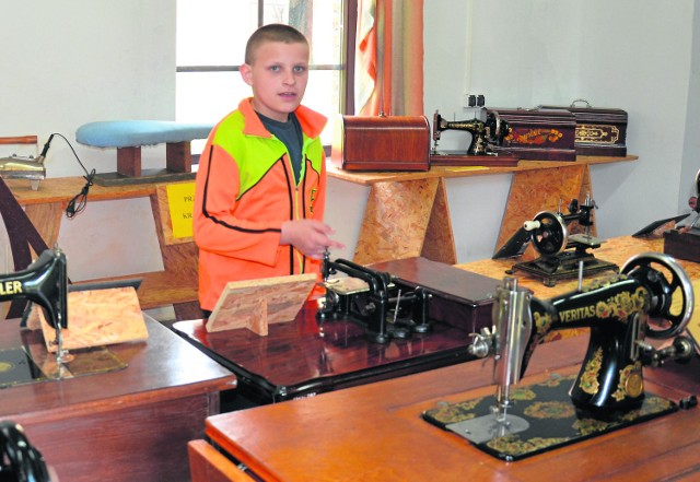 Uczniowie z Borkowic mieli okazję obejrzeć w muzeum w Chlewiskach stare maszyny do szycia, używane przez babcie.