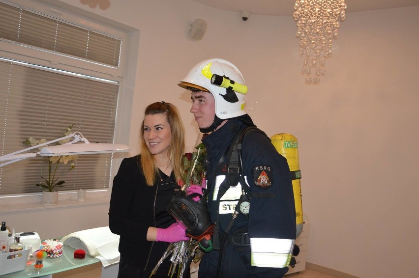 Nietypowe zaręczyny strażaka w salonie piękności w Jedlni -...