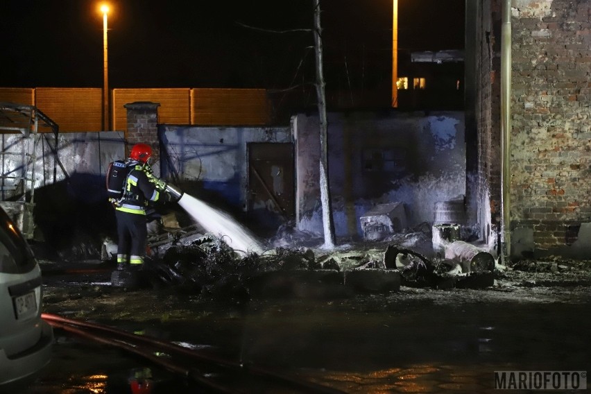 Pożar w Opolu. Od palet i opon zajęła się elewacja budynku