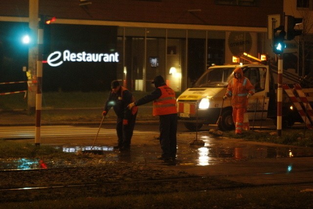 Awaria wodociągowa na Ślężnej. Od mrozu pękła rura (ZDJĘCIA)