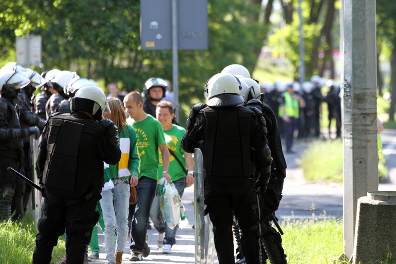 Policja zabezpiecza derby żużlowe w Zielonej Górze.