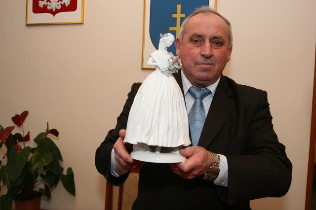 Starosta kielecki Zenon Janus przekazał na aukcję WOŚP figurkę kobiety z porcelany z Ćmielowa.