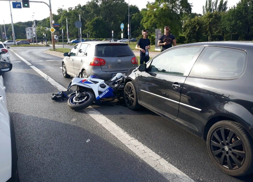 Wypadek na Legnickiej. Kobieta wjechała w motocykl