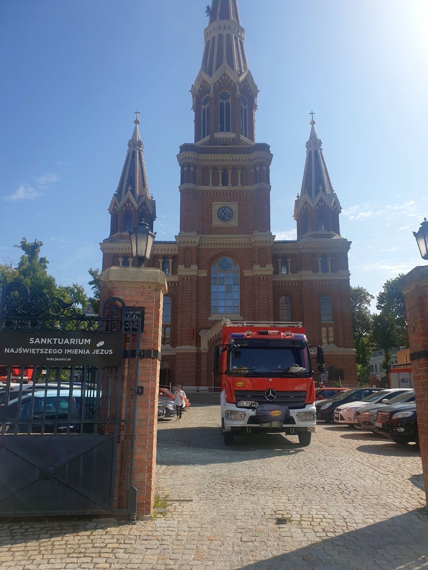 Sypie się tynk z wieży kościoła jezuitów w Łodzi przy ul. Sienkiewicza. Interweniują służby! 