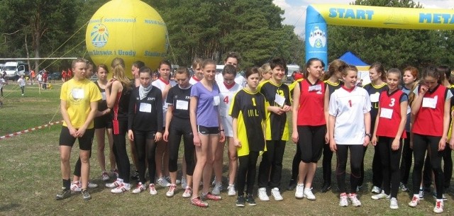Dziewczęta ze szkół ponadgimnazjalnych przed startem. W białej koszulce z numer 1 zwyciężczyni Karolina Mierzejewska, a w fioletowej druga na mecie Dominika Łukasiewicz.  