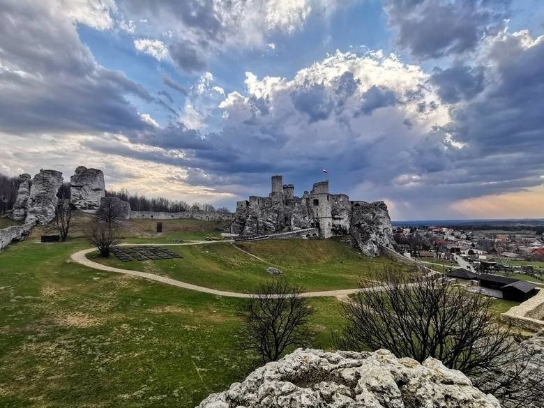 To ruiny zamku leżącego na Jurze Krakowsko-Częstochowskiej....