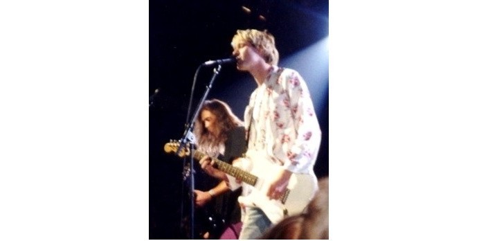 Kurt Cobain (Na środku) i Krist Novoselic (po lewej) na żywo...