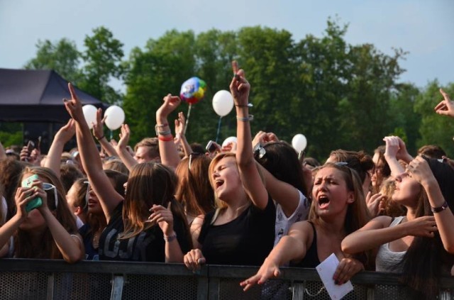 Dni Gminy i Miasta KoziegłowyW sobotę i niedzielę warto odwiedzić Koziegłowy. Wiele atrakcji, koncert m.in. Szymona Wydry i zespołu Carpe Diem i wiele innych atrakcji.Szczegółowy rozkłąd Dni Gminy i Miasta Koziegłowy:Sobota 18.07.201516:30 Korowód, parada Zabytkowych Pojazdów „Moto Legendy”, Samochody „Tuning Team Zagłębie”, Konne prezentacje (z placu targowego do Centrum Rekreacji)16:45 Uroczyste otwarcie Dni GiM Koziegłowy, Hejnał w wykonaniu Gminnej Orkiestry Dętej z Koziegłów, przekazanie klucza do bram miastaWernisaż wystawy „Jan III Sobieski pod Wiedniem” (Haftowana replika obrazu Jana Matejki ze zbiorów Muzeum w Watykanie)17:15 Rozpoczęcie Gry Miejskiej17:30 Zapowiedź wystawy afrykańskiej „Magia Czarnego Lądu”Występ bębniarzy z grupy Djembomaniacy z MGOPK w Koziegłowach18:00 Show muzyczno- taneczne „Dancing Queen”  z przebojami ABBY19:00 Lady Gaga show 19:50 Ogłoszenie wyników gry miejskiej20:00 Szymon Wydra & Carpe Diem21:30 Zabawa taneczna z Trio British MusicImprezy towarzyszące- Wystawa „Magia Czarnego Lądu” – Gallery Promo-Arte Niedziela 19.07.201516:00 Prezentacja Teatru ruchu „Półkolonie z Kulturą”16:10 Show Zumba16:20 Jubileusz 10-lecia Gminnej Orkiestry Dętej z Koziegłów„Orkiestra wczoraj i dzisiaj”- pokaz multimedialnyKoncert „Orkiestrada dla Jubilatów” w wykonaniu:Młodzieżowej Orkiestry Dętej „Dąbrowa Zielona”Orkiestra Dęta OSP „Ożarowice”Młodzieżowa Orkiestra Dęta OgrodzieniecKabaret „DNO”20:00 Złote przebojeDamiana HoleckiegoOk. 22:00 Pokaz sztucznych ogni