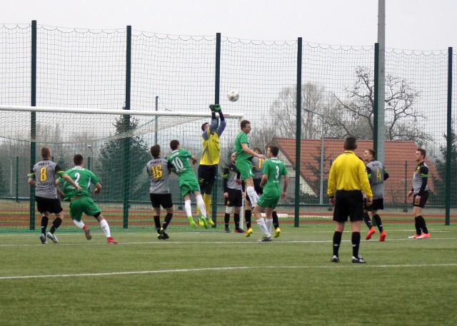 Dąb Barcin - Piast Kołodziejewo  3 : 2 (0:1)Bramki: Łukasz Kaśków (62), Jakub Jankowski (63), Michał Węgliński (81)  -  Sebastian Basiński (34) karny, Erwin Woźniak (90).W drugiej kolejce rundy wiosennej barciński Dąb podejmował na swoim boisku Piast Kołodziejewo. Obie drużyny przed tym spotkaniem miały zdobytych po 26 punktów zajmując Dąb 4 Piast 5 miejsce w tabeli.  Przez pierwsze trzydzieści minut gra toczyła się w środkowej strefie boiska. Obie jedenastki więcej uwagi zwracały na zabezpieczeniu swoich bramek. W 34 minucie po jednym z ataków gości na polu karnym faulowany był Piotr Łabuszyński i sędzia nie mając innego wyjścia podyktował rzut karny. Pewnym egzekutorem okazał się Sebastian Basiński. Mimo starań miejscowych na przerwę do szatni goście zadowoleni schodzili do szatni. W drugiej połowie obraz gry nie zmienił się aż do 62 minuty kiedy po rzucie wolnym pięknym strzałem z rzutu wolnego popisał sią Łukasz Kaśków doprowadzając do wyrównania. Po wznowieniu gry przez gości gospodarze szybko przejmując piłkę już po kolejnych sześćdziesięciu sekundach po strzale z 12 metrów Jakuba Jankowskiego objęli prowadzenie. Kiedy Dąb zdobył w 81 min. trzecią bramkę wydawało się że jest po meczu. Goście nie odpuszczając jeszcze w 90 min. zdobyli kontaktową bramkę. Mimo przedłużenia gry przez sędziego głównego o kolejne cztery minuty wynik nie zmienił się i po zaciętym spotkaniu gospodarze zainkasowali cenne trzy punkty. (mw) Zobacz także: V Festyn Charytatywny "Otwórz serce. Gąsawa pomaga" [zdjęcia]Info z Polski - przegląd najważniejszych oraz najciekawszych informacji z kraju  22.03.2018