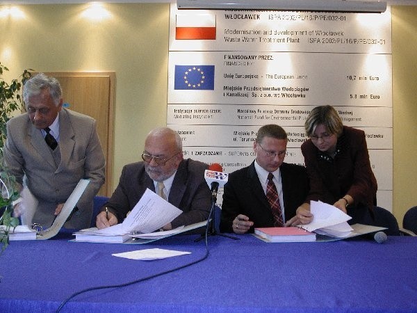 Na zdjęciu: Stefan Wiśniewski, prezes MPWiK  (drugi z lewej) i Tomasz Starzak, prezes  "Hydrobubowy" podpisują kontrakt.
